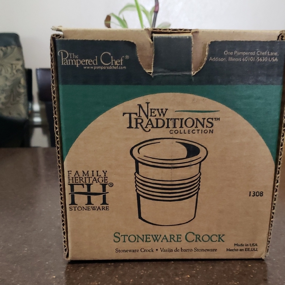 Pampered Chef Traditions Collection Stoneware Crock Family Heritage Green